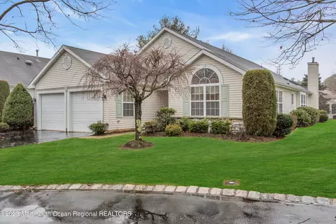 15 Schoolhouse Ct, Lakewood, NJ 08701
