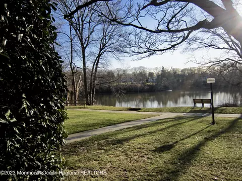 32 Berkshire Ct, Red Bank, NJ 07701