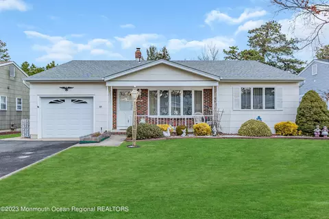 37 Auburn Rd, Toms River, NJ 08757