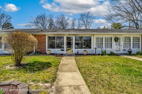 436 Portsmouth Dr # B, Lakewood, NJ 08701