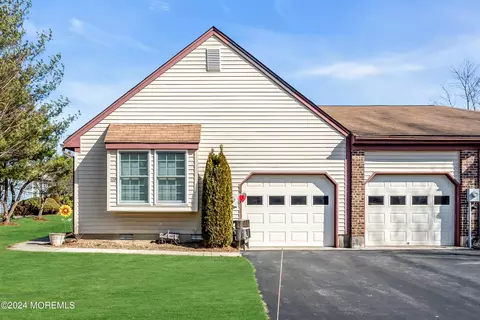 12 Glastonbury Dr # B, Monroe, NJ 08831