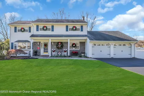 4 Meadowbrook Ln, Freehold, NJ 07728