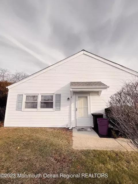 8 Mediterranean Ct, Barnegat, NJ 08005