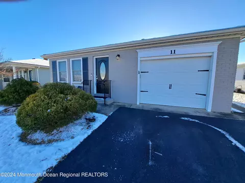 11 Capri Ct, Toms River, NJ 08757