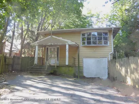 818 S Lake Dr, Lakewood, NJ 08701