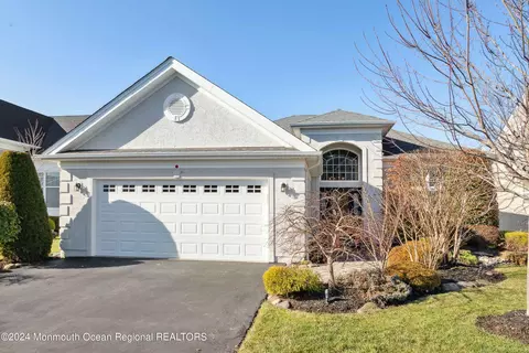 73 Riviera Dr, Monroe, NJ 08831