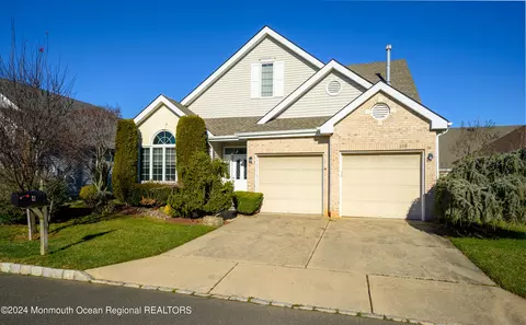 4 Geoffrey Ct, Monroe, NJ 08831