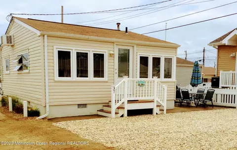 37 E Pompano Way, Lavallette, NJ 08735