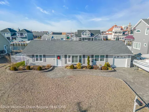 813 Spar Dr, Forked River, NJ 08731