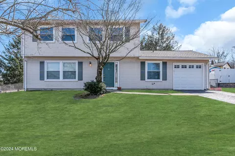 911 Nantucket Ct, Toms River, NJ 08753