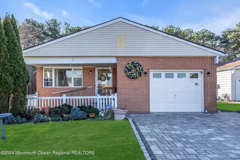 7 Oakham Ct, Toms River, NJ 08757
