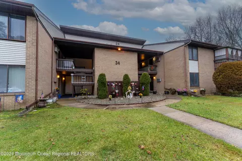 24 Meadow Green Cir #C, Manalapan, NJ 07726