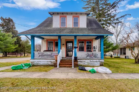 33 E Bay Ave, Manahawkin, NJ 08050