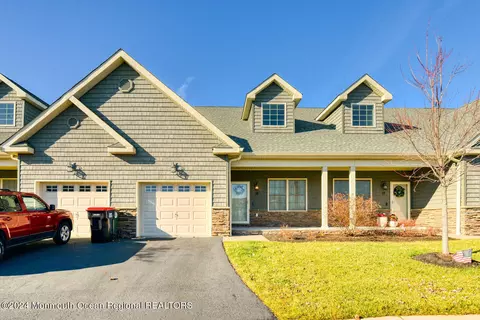 18 Green Tree Cir, Hazlet, NJ 07730