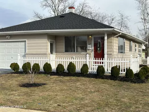 4 Saint Pierri Ct, Berkeley, NJ 08721