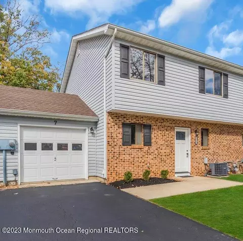 7 Elizabeth Ct, Howell, NJ 07731