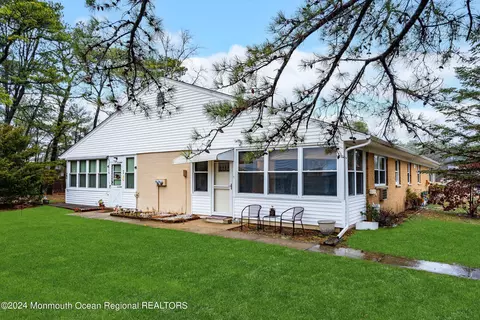 9 Valley Stream Dr #A, Manchester, NJ 08759
