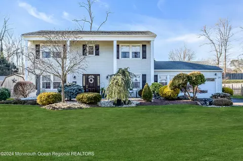 29 Old Queens Blvd, Manalapan, NJ 07726