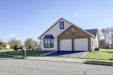 25 Caldwell Ter, Marlboro, NJ 07746