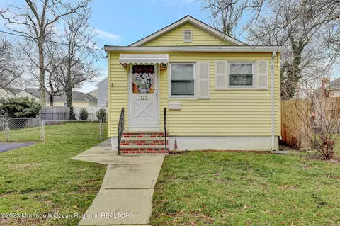 127 Cedar Ave, North Middletown, NJ 07748
