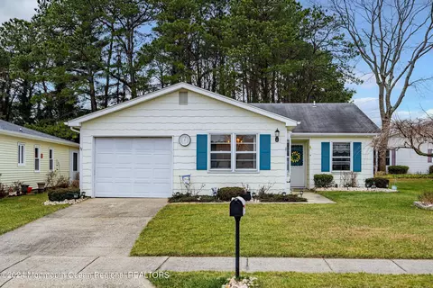 4 Lions Head Blvd S, Brick, NJ 08723