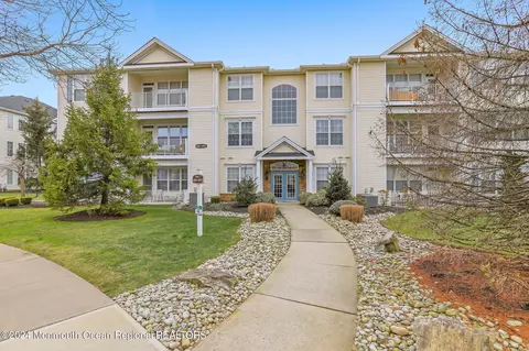 685 Saint Andrews Pl, Manalapan, NJ 07726