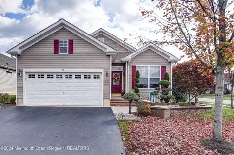 115 Wintergreen Dr, Manalapan, NJ 07726