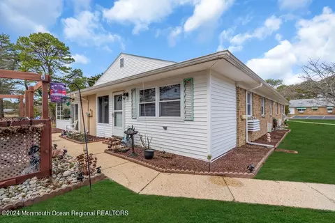 28 Brooks Ct #A, Whiting, NJ 08759