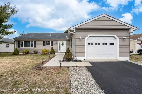 5 Elkton Ct, Toms River, NJ 08757