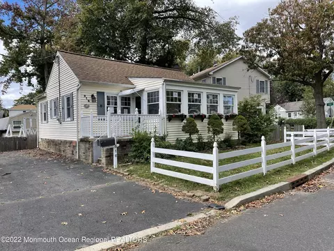 916 Woodmere Dr, Keyport, NJ 07735