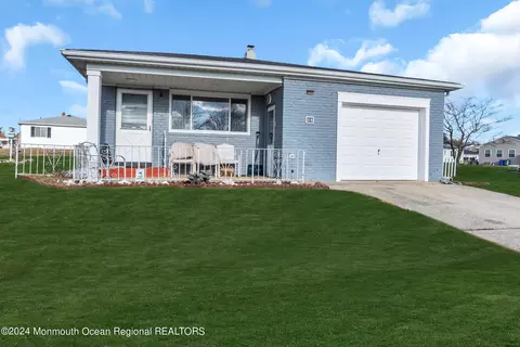 28 Capri Ct, Toms River, NJ 08757