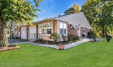 28 Independence Pkwy # B, Whiting, NJ 08759