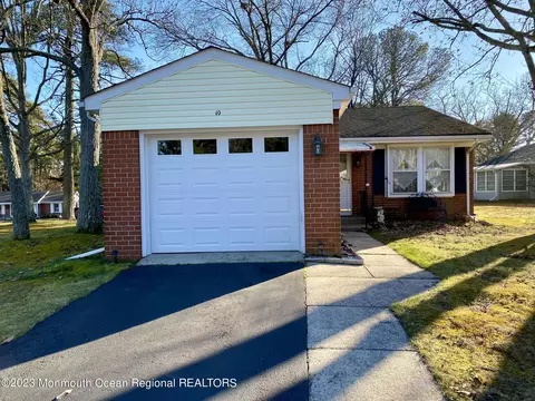 10 Bowie Dr, Whiting, NJ 08759