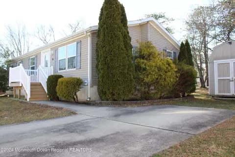 96 Woodchuck Pkwy, Whiting, NJ 08759