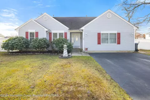 105 Mizzen Ave, Manahawkin, NJ 08050