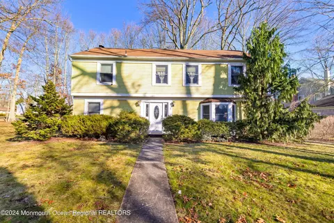 2 Woodland Cir, Manalapan, NJ 07726
