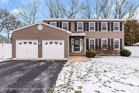19 Conifer St, Howell, NJ 07731