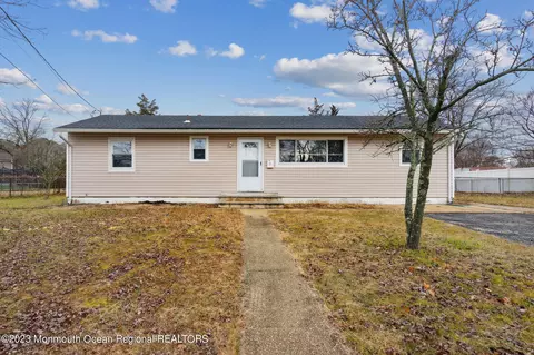 21 N Maplewood Dr, Brick, NJ 08723