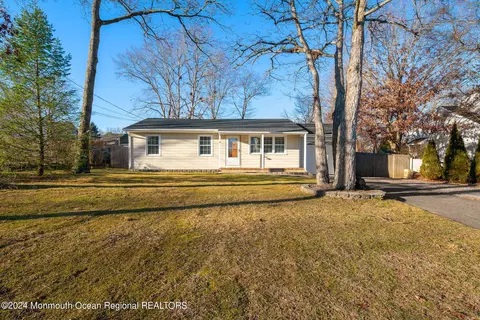 1042 Treasure Ave, Manahawkin, NJ 08050