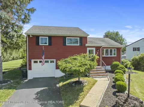2 Schaeffer Ln, Freehold, NJ 07728