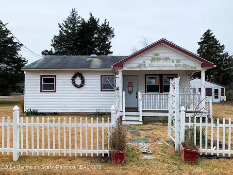 5 Holden St, Little Egg Harbor, NJ 08087