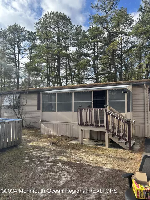 26 Arbor St, Manchester, NJ 08759