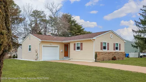 20 Norwich Dr, Toms River, NJ 08757