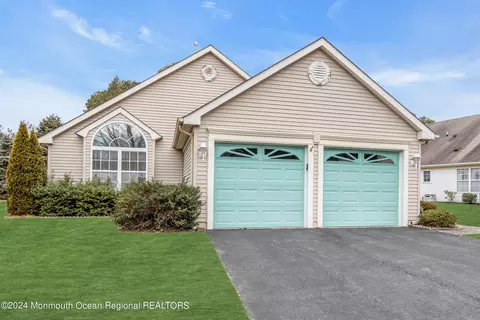 4 Sandhurst Rd, Lakewood, NJ 08701