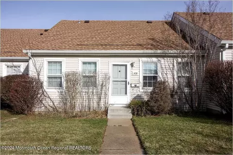 30 Plaza De Las Flores # B, Freehold, NJ 07728