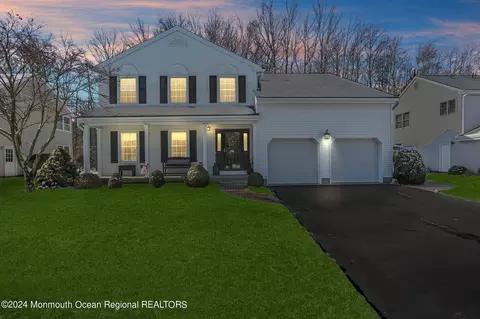 37 Nottingham Dr, Eatontown, NJ 07724