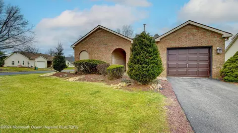 1 Cross Ln, Marlboro, NJ 07746