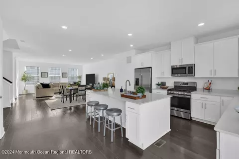 17 Kelly Way, Tinton Falls, NJ 07724