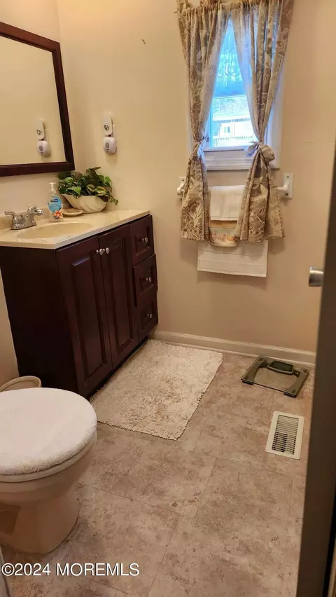 Bath - 8 Eagle Rd, Jackson, NJ 08527 photo 2 of 2