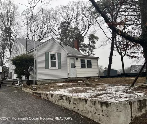1760 Parkside Dr, Forked River, NJ 08731